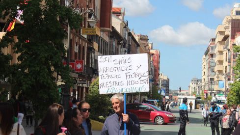 Concentración por el mal estado de los colegios públicos de León