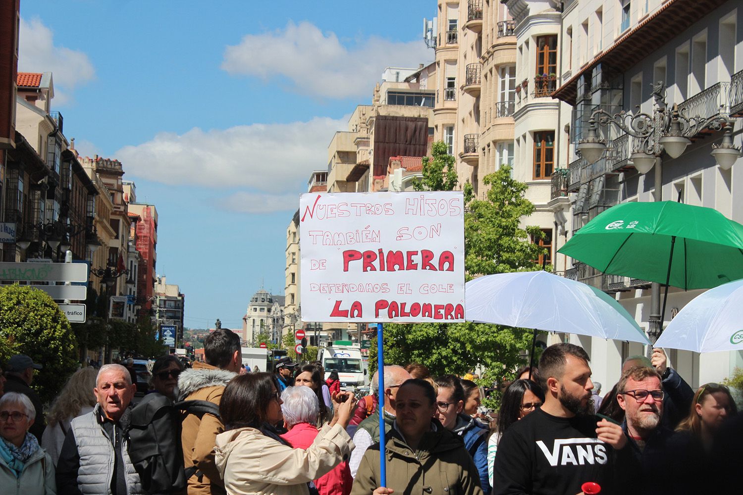 Concentración por el mal estado de los colegios públicos de León