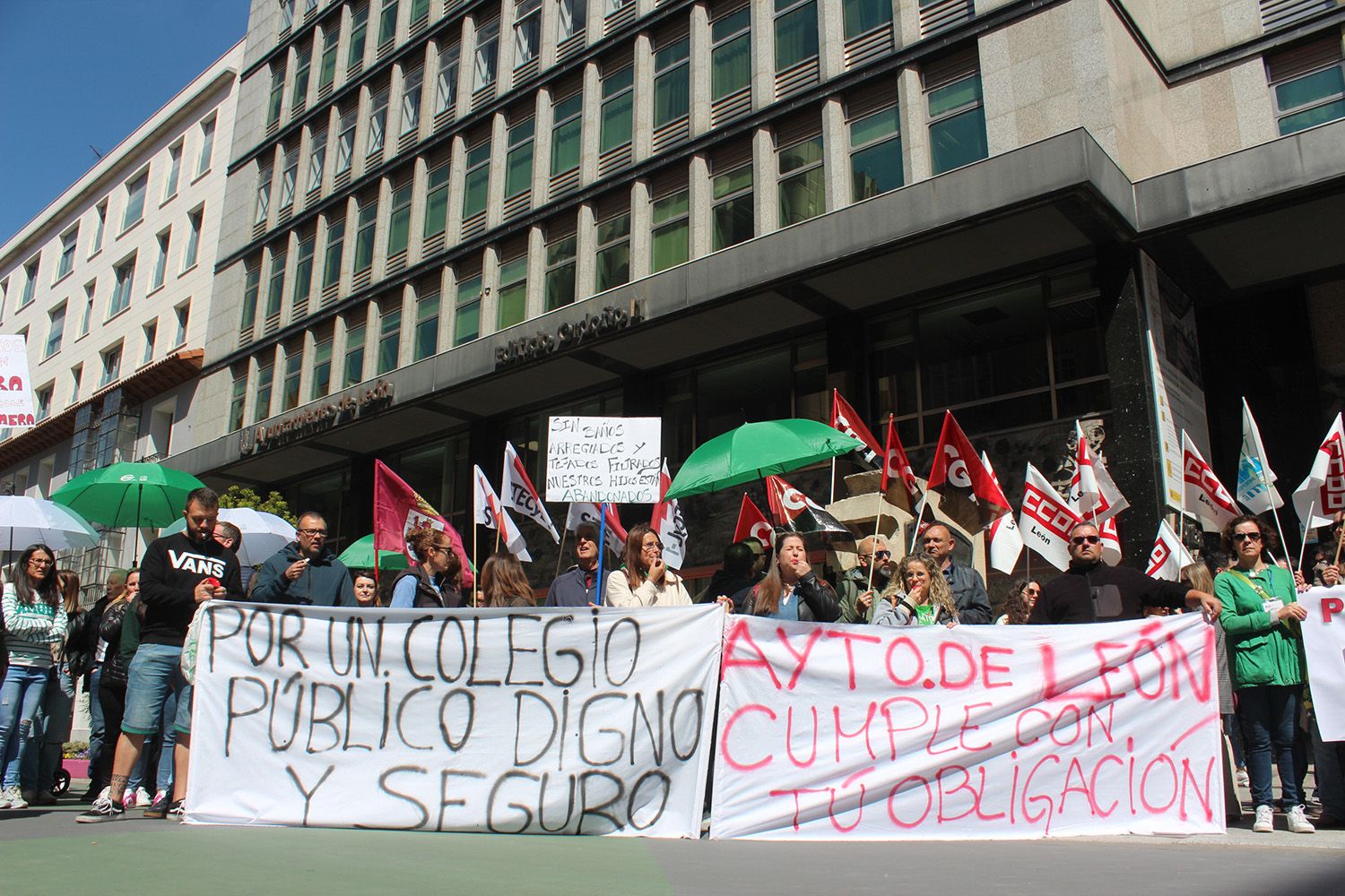 Concentración por el mal estado de los colegios públicos de León