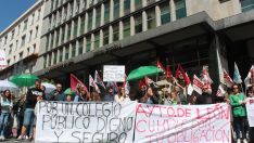 Concentración por el mal estado de los colegios públicos de León