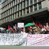 Concentración por el mal estado de los colegios públicos de León