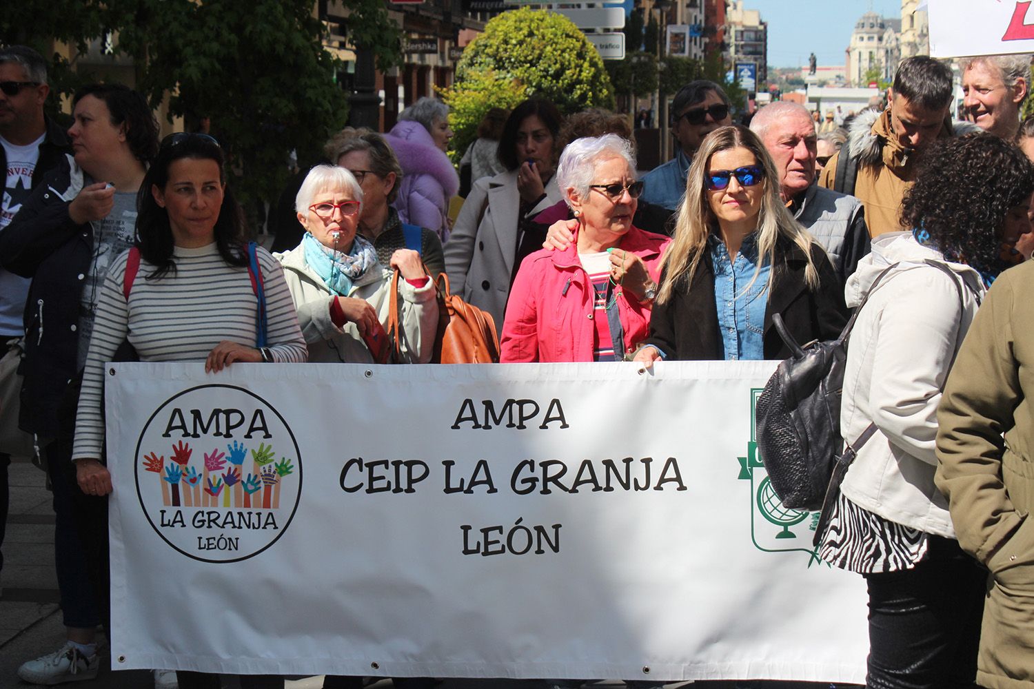 Concentración por el mal estado de los colegios públicos de León