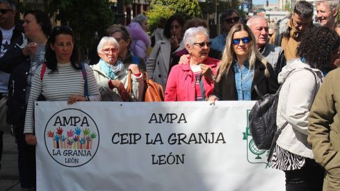 Concentración por el mal estado de los colegios públicos de León