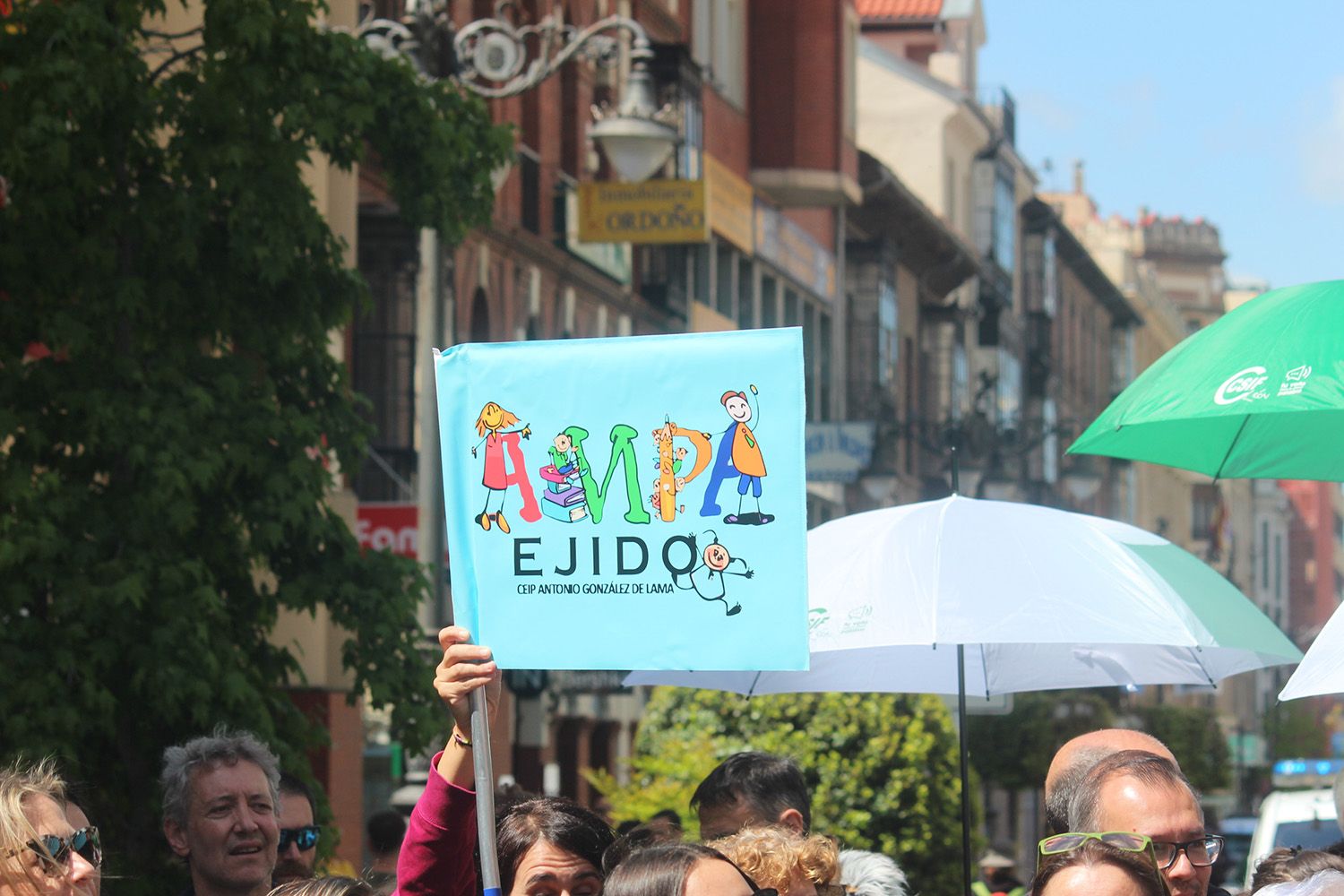 Concentración por el mal estado de los colegios públicos de León