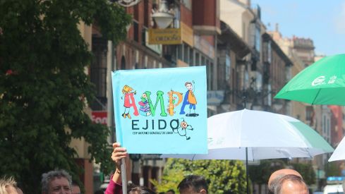 Concentración por el mal estado de los colegios públicos de León