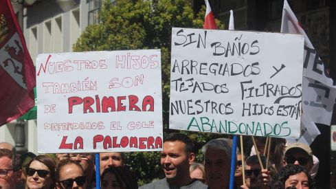 Concentración por el mal estado de los colegios públicos de León