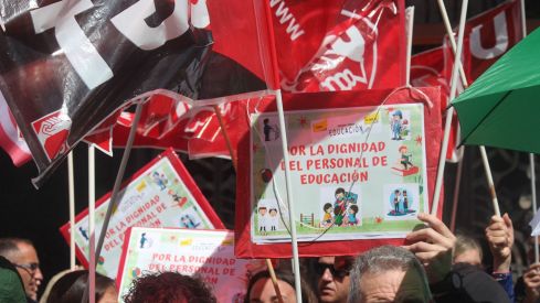 Concentración por el mal estado de los colegios públicos de León