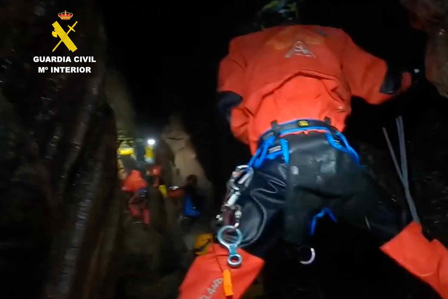 La Guardia Civil realiza prácticas de rescate en el interior de la cueva de Valporquero (León)