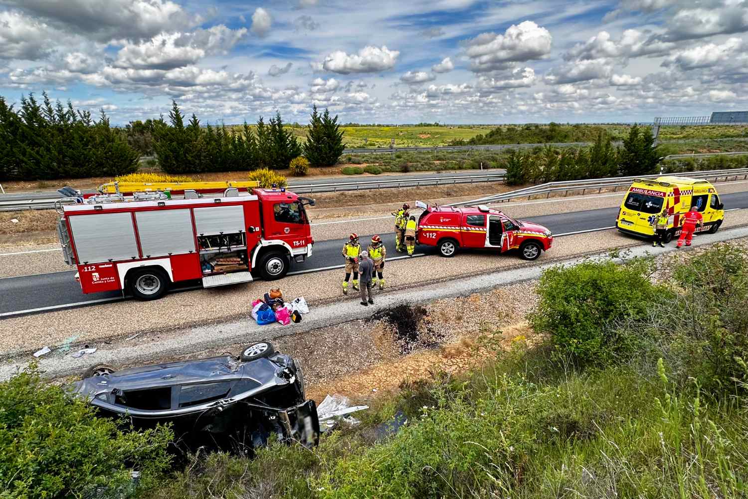 Una mujer queda atrapada en el interior de un coche volcado en la A-66 a la altura de Santovenia de la Valdoncina (León)