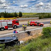 Una mujer queda atrapada en el interior de un coche volcado en la A-66 a la altura de Santovenia de la Valdoncina (León)