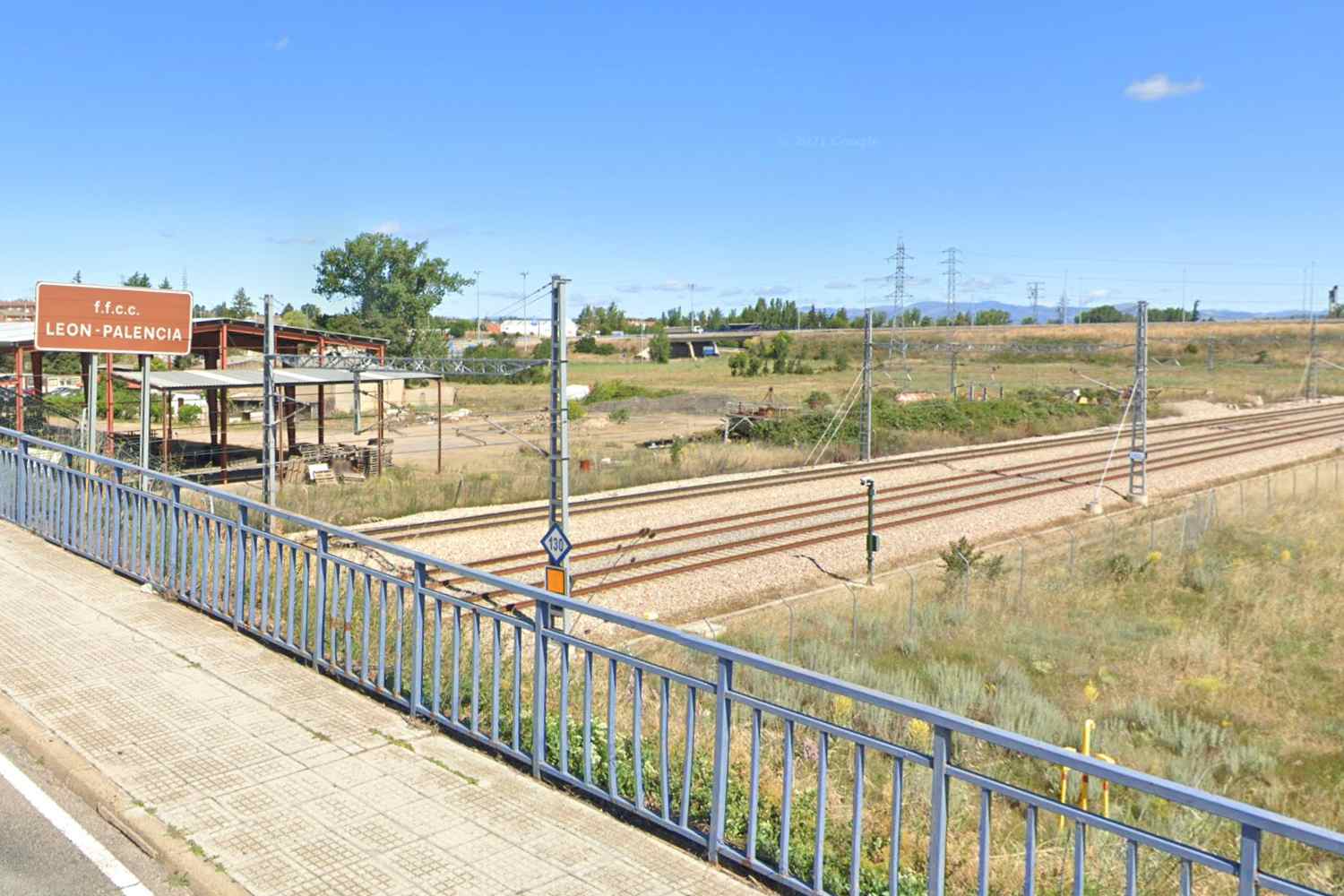 vias del tres desde la pasarela de triobajo del cerecedo