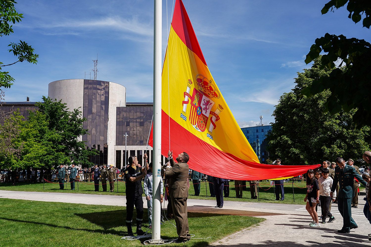 León celebra el Día de las Fuerzas Armadas con un izado de la bandera nacional