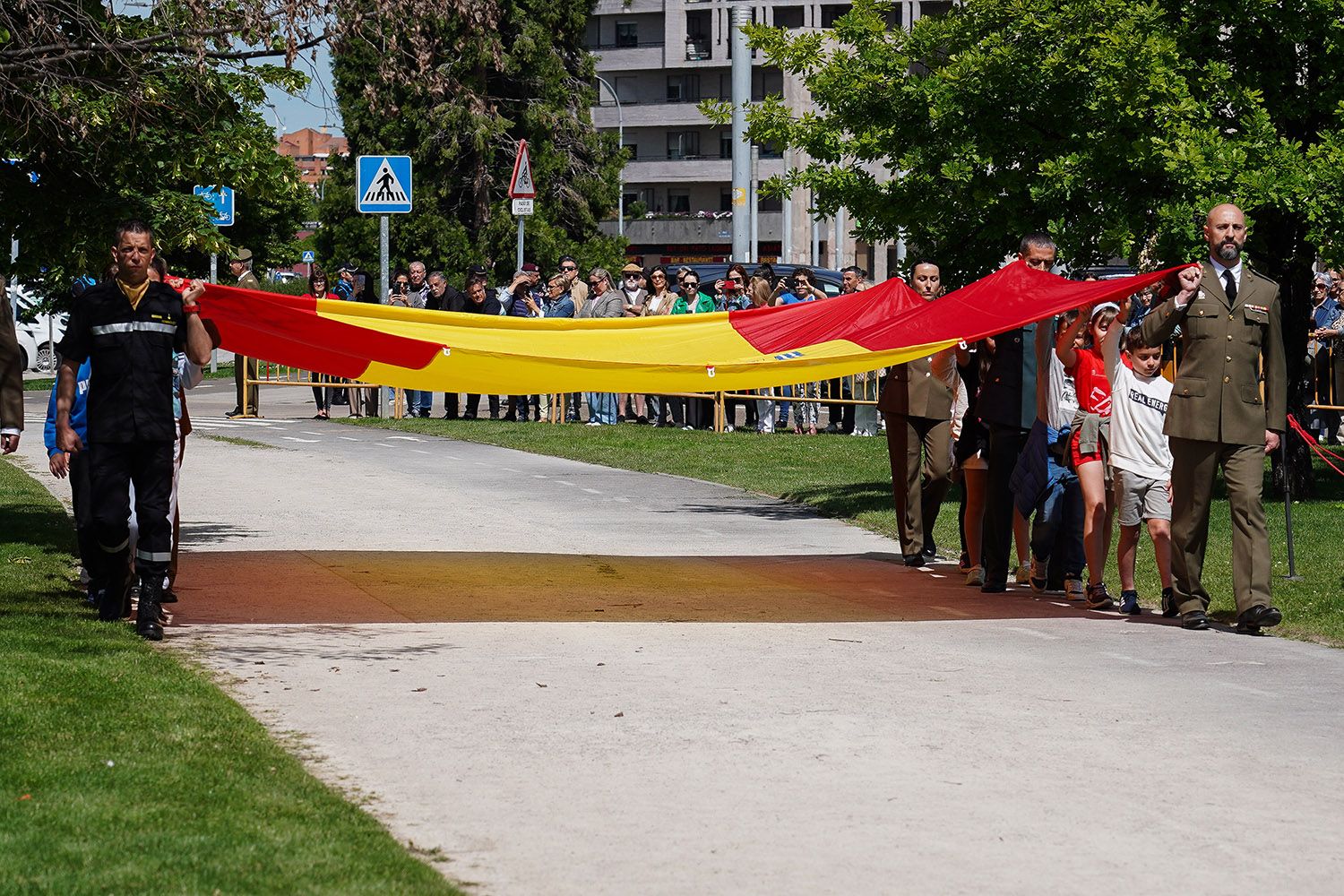 Izado de la bandera nacional en León2