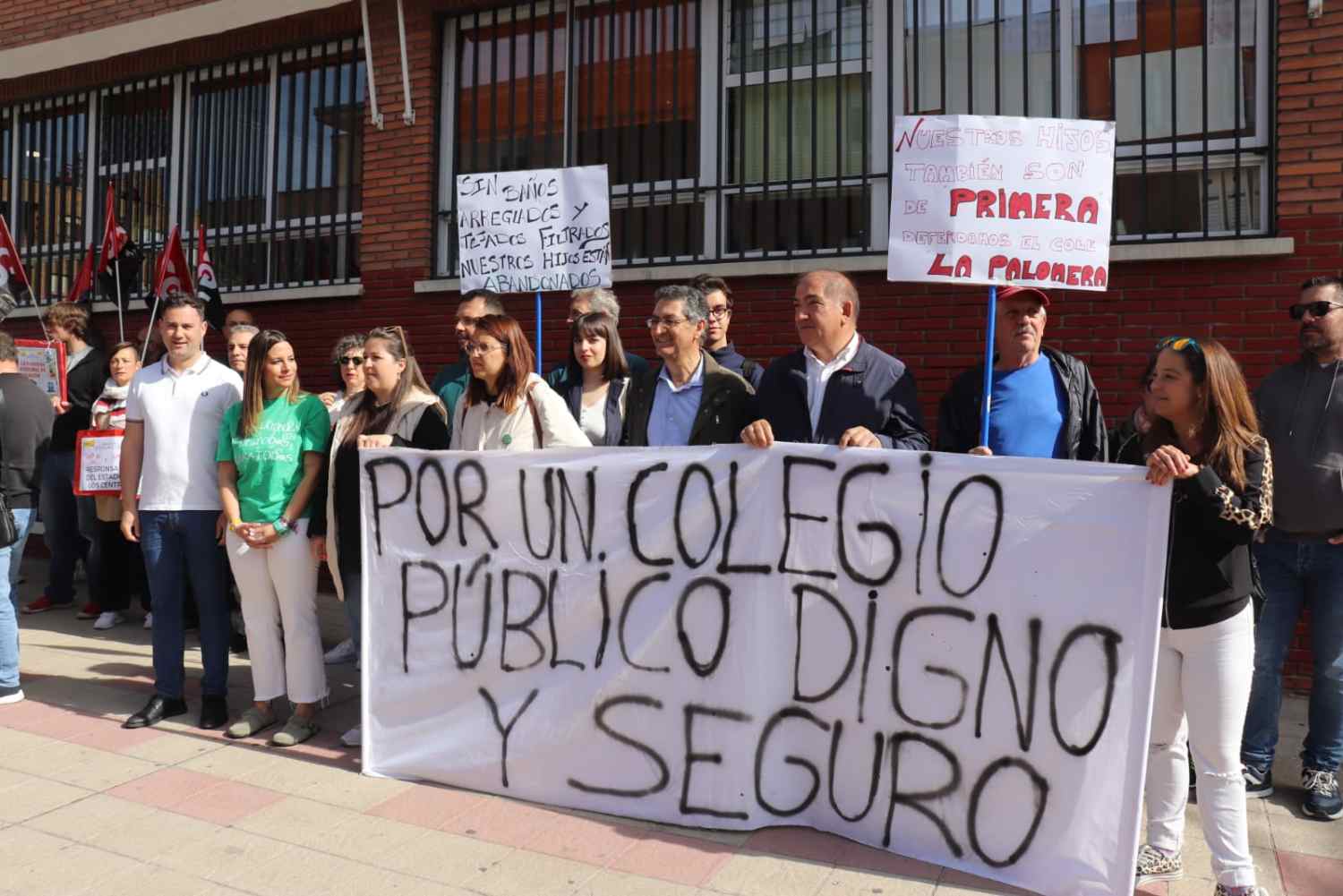 El PSOE de León se concentra para reclamar a la Junta inversiones en los colegios públicos “que garanticen una educación digna y segura”