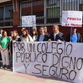 El PSOE de León se concentra para reclamar a la Junta inversiones en los colegios públicos “que garanticen una educación digna y segura”