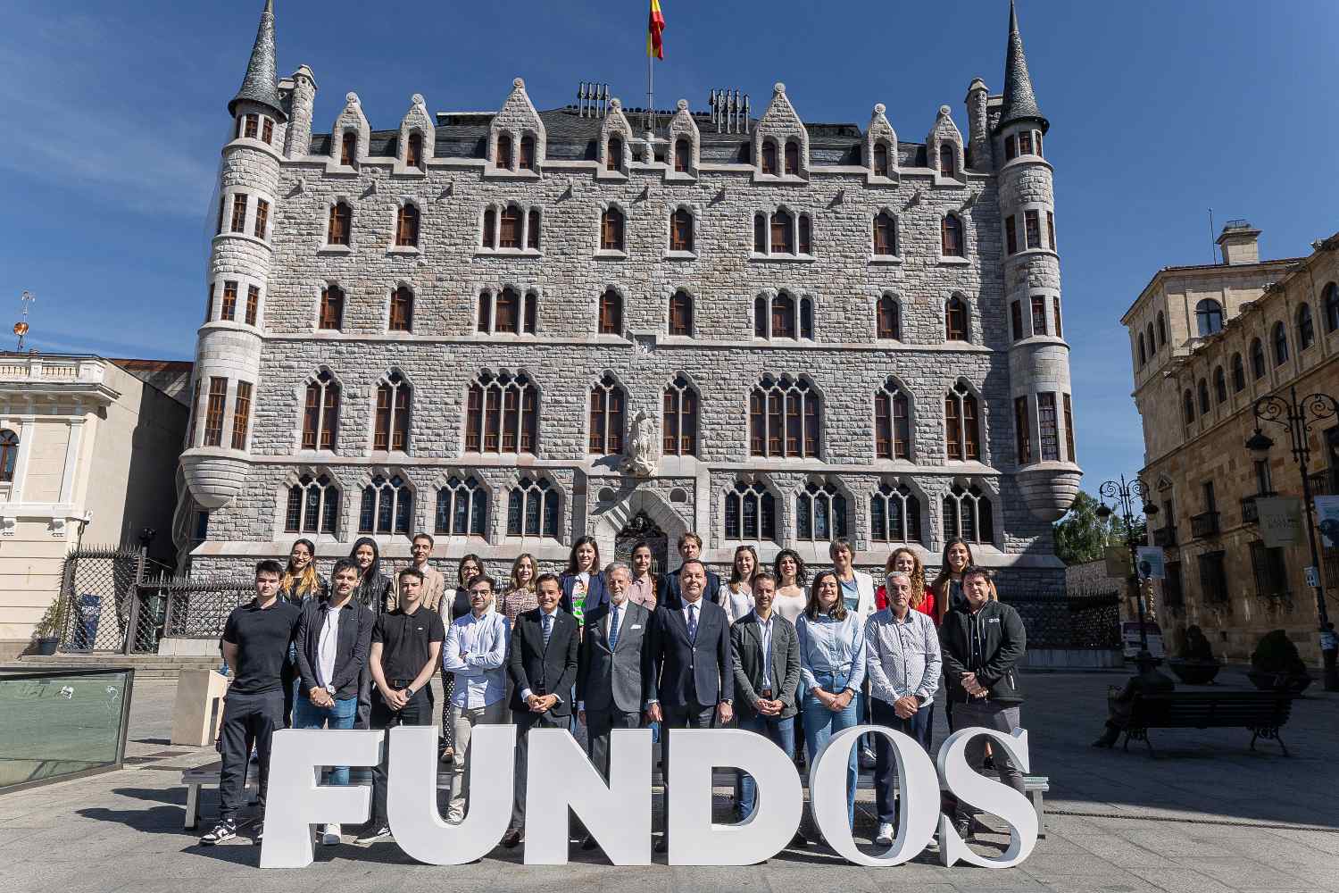 La Casa Botines de Gaudí en León descubre al completo su 'nueva fachada' principal