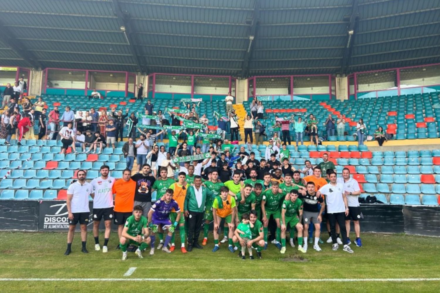 Aficion y el equipo del atletico astorga