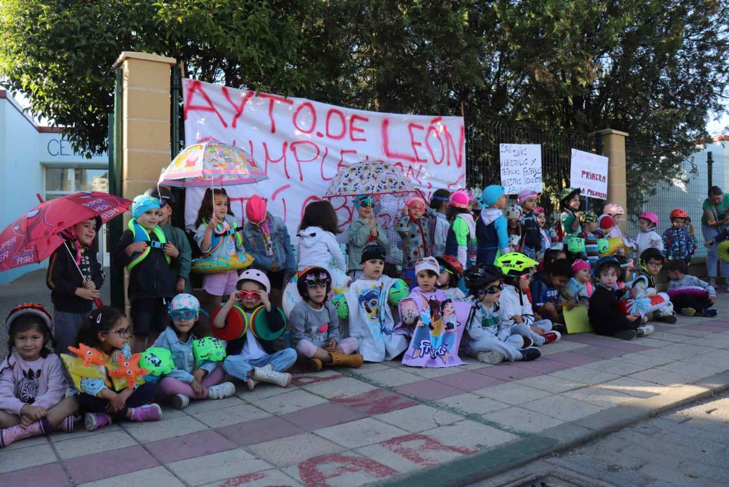 Los alumnos del CEIP La Palomera de León 'van al cole' con paraguas, flotadores y manguitos