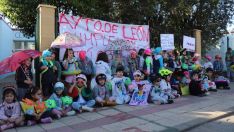 Los alumnos del CEIP La Palomera de León 'van al cole' con paraguas, flotadores y manguitos