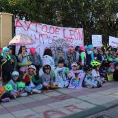 Los alumnos del CEIP La Palomera de León 'van al cole' con paraguas, flotadores y manguitos