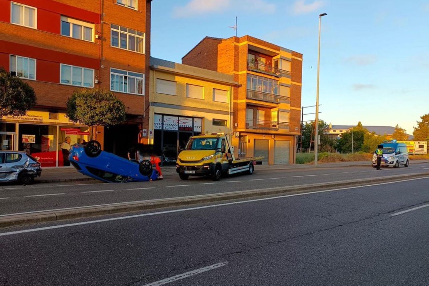 Un turismo vuelca en la Avenida de Portugal en León tras colisionar con otros dos vehículos: el conductor da positivo en alcoholemia