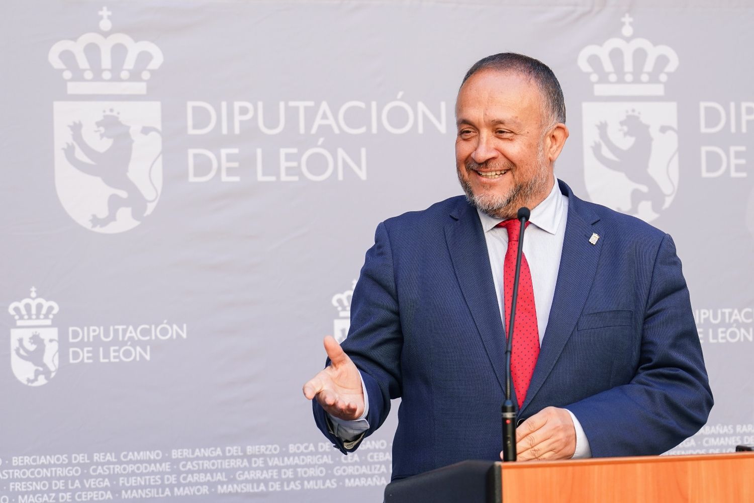 El presidente de la Diputación asegura que al gobernar “a veces aciertas y a veces no” mientras que “en la oposición se vive más cómodo”