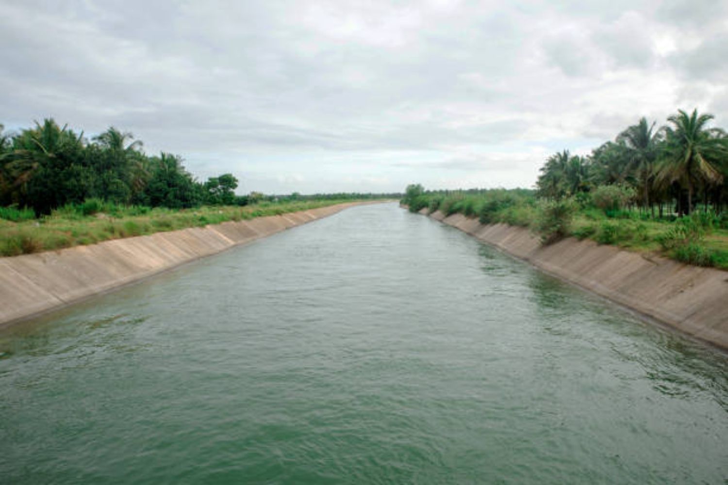 Canal de regadío | Foto de istock