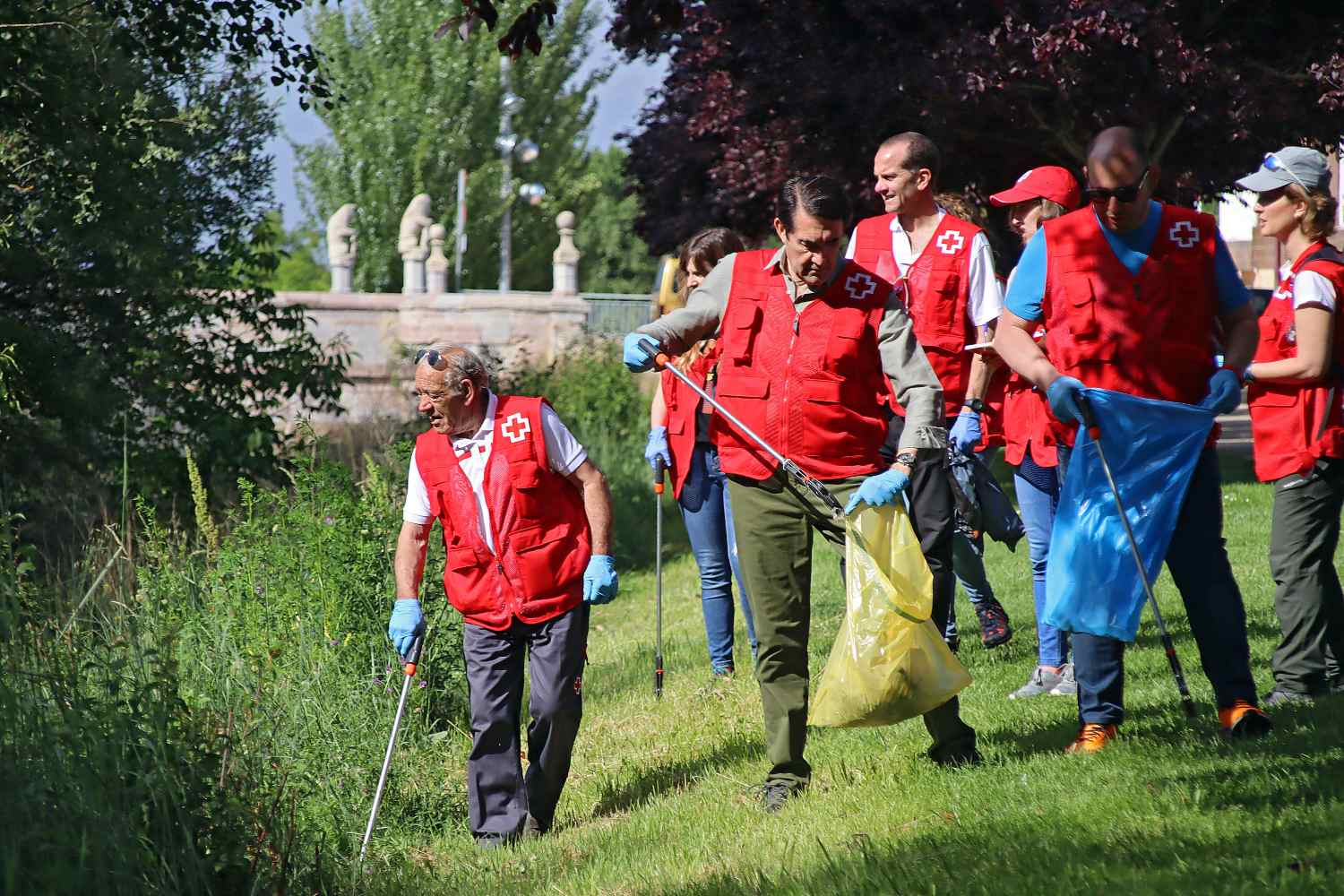 Cruz Roja recoge más de 200 kilos de residuos en las riberas de los ríos de la provincia de León