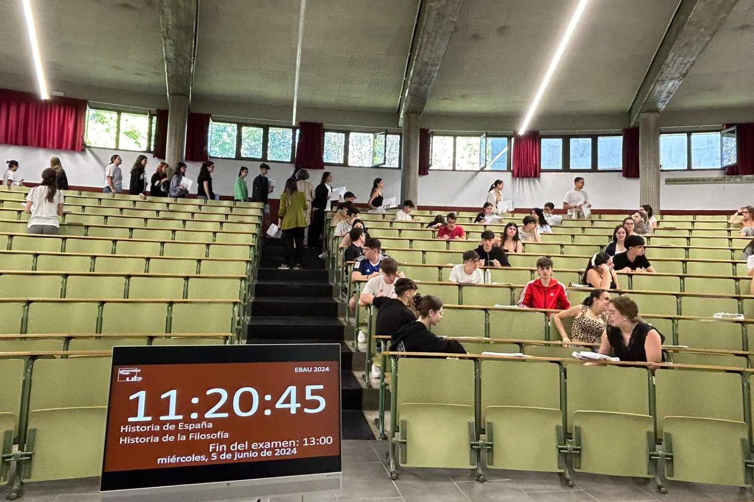 Nervios, quejas y exámenes más fáciles que en Bachillerato: Así ha comenzado la EBAU en León capital