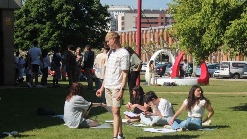 Jóvenes en las inmediaciones de la Universidad de León