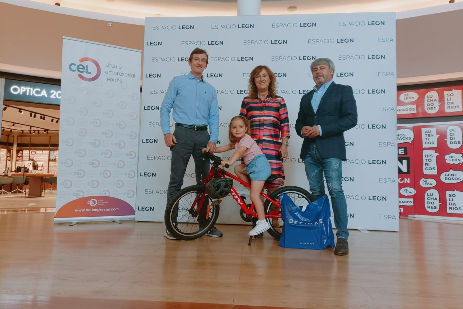 El CEL entrega el premio a la ganadora del concurso "Pequeños, Empresa y Acción" en Espacio León