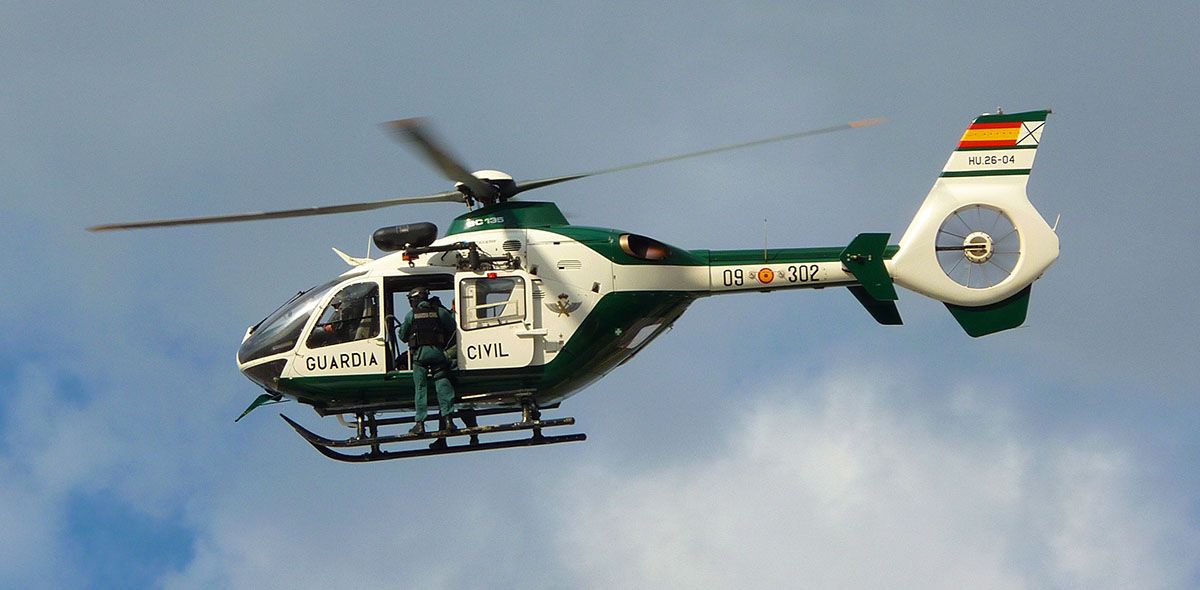 Helicoptero de rescate de la Guardia Civil | Rescatan a tres escaladores, uno de ellos lesionado, en Peña Santa de Castilla de Posada de Valdeón (León)