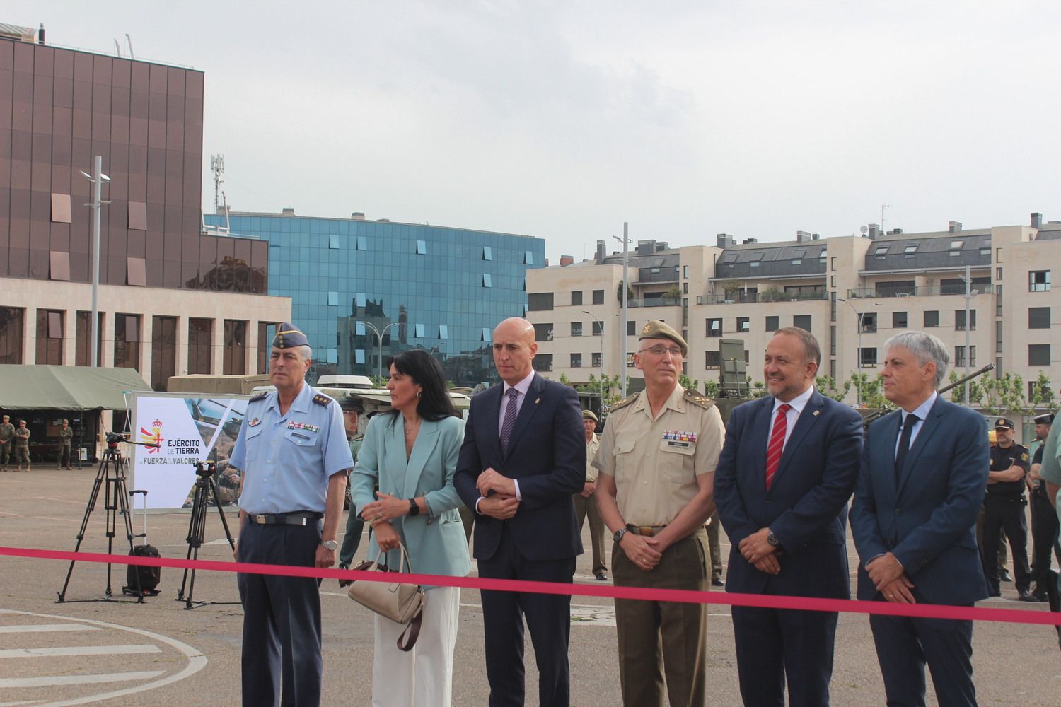 Exposición de materiales de las Fuerzas Armadas y Guardia Civil de León