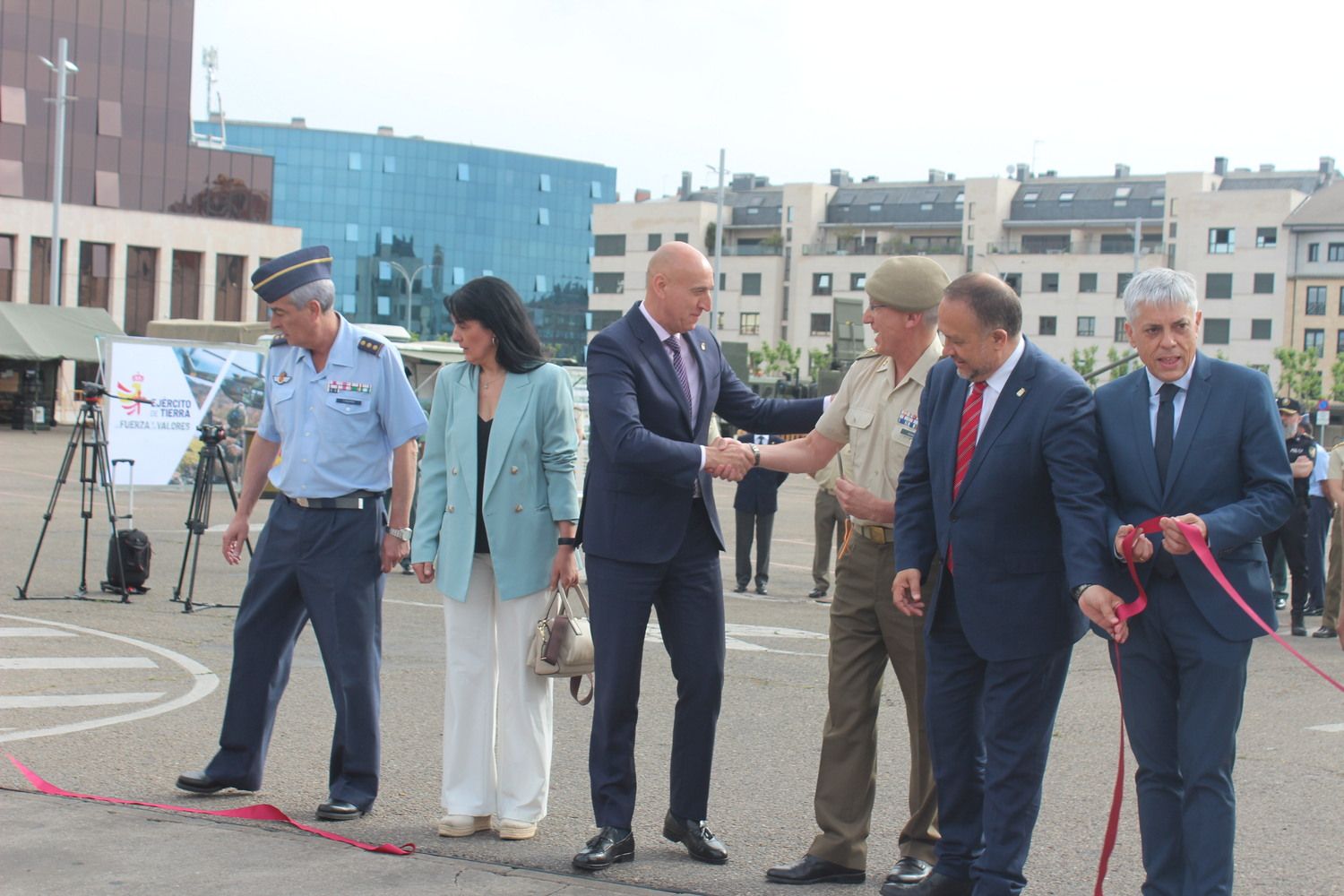 Exposición de materiales de las Fuerzas Armadas y Guardia Civil de León