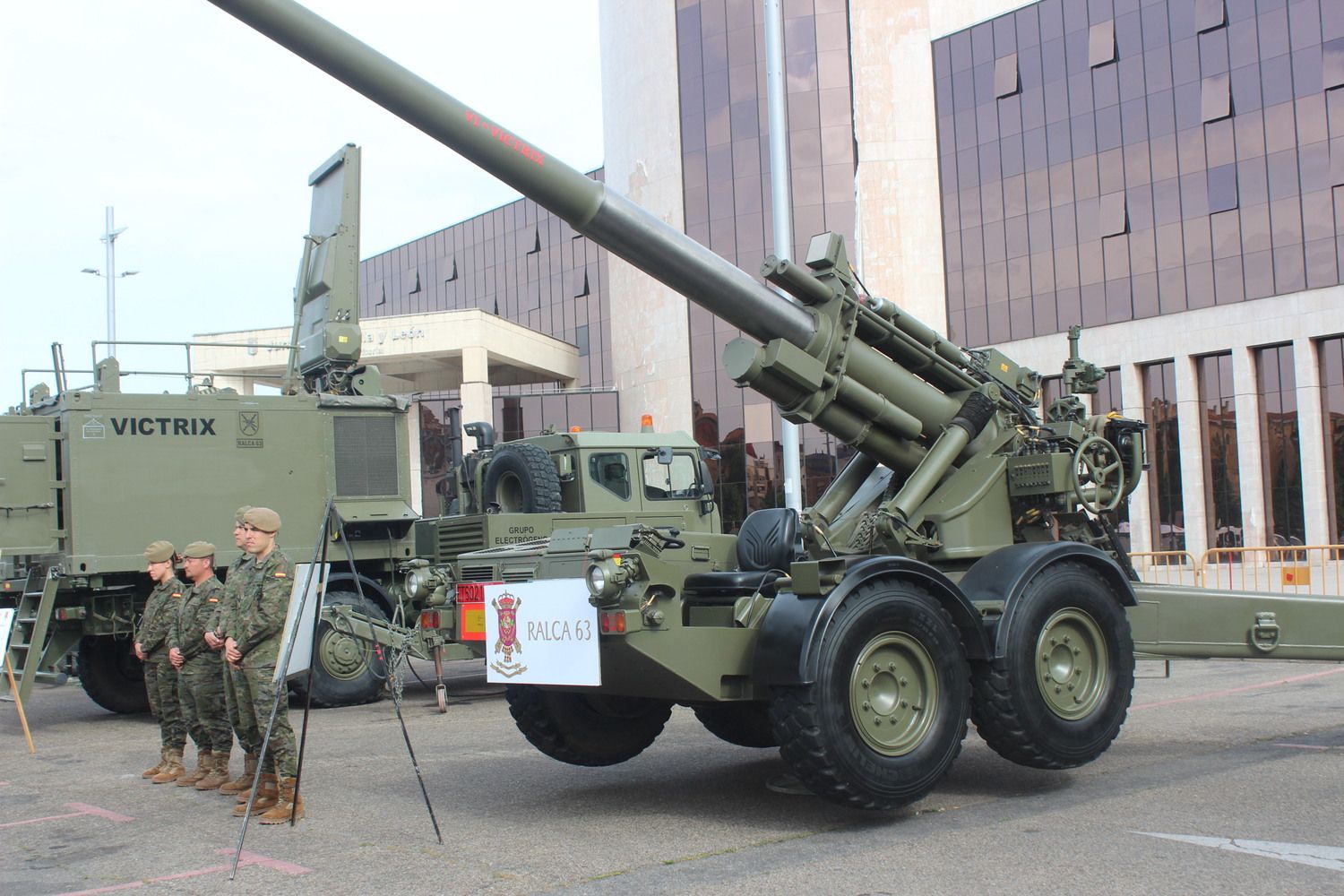 Exposición de materiales de las Fuerzas Armadas y Guardia Civil de León