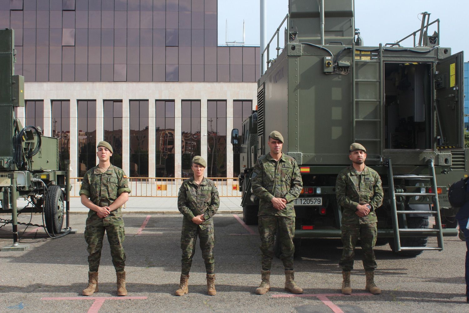 Exposición de materiales de las Fuerzas Armadas y Guardia Civil de León