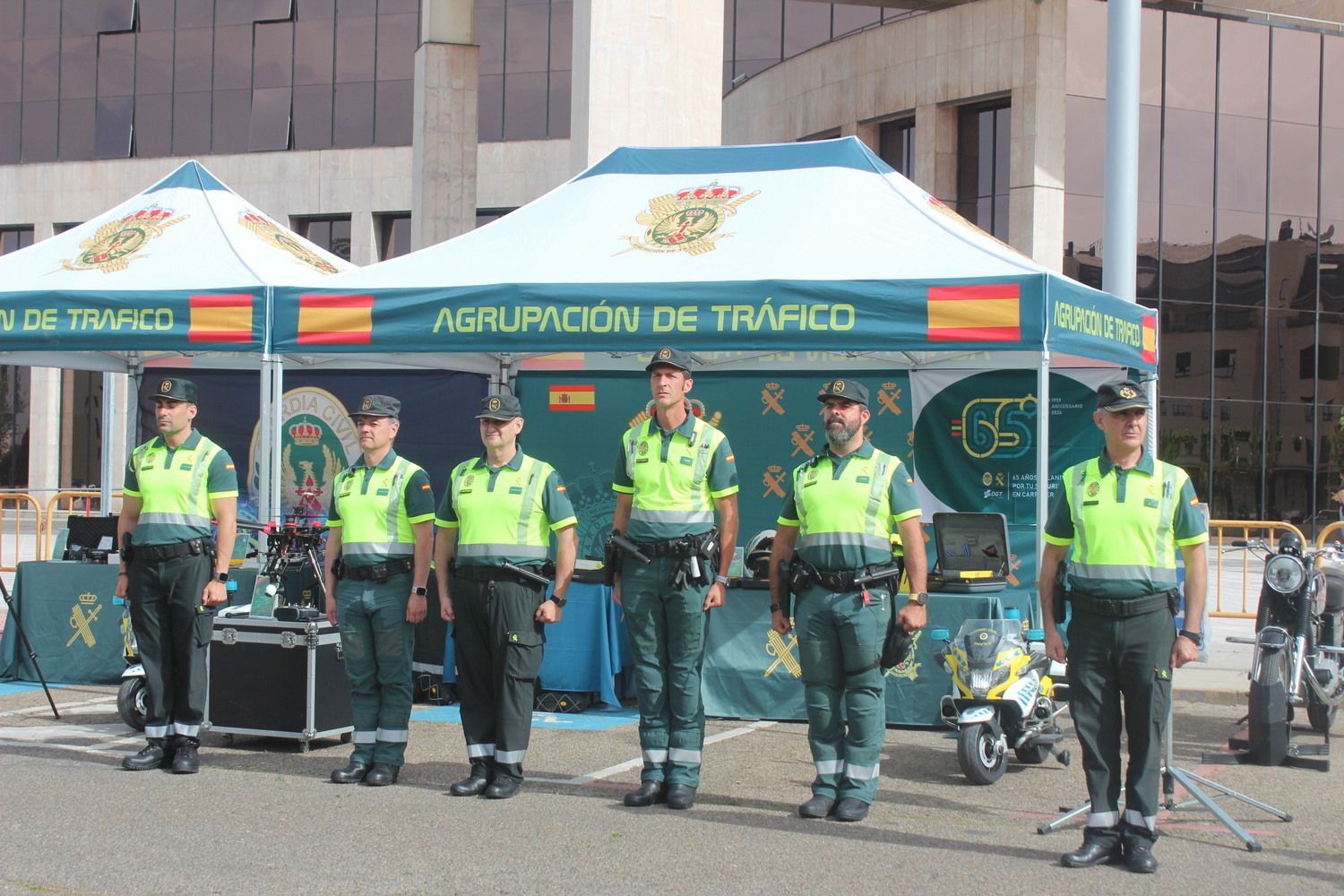 Exposición de materiales de las Fuerzas Armadas y Guardia Civil de León