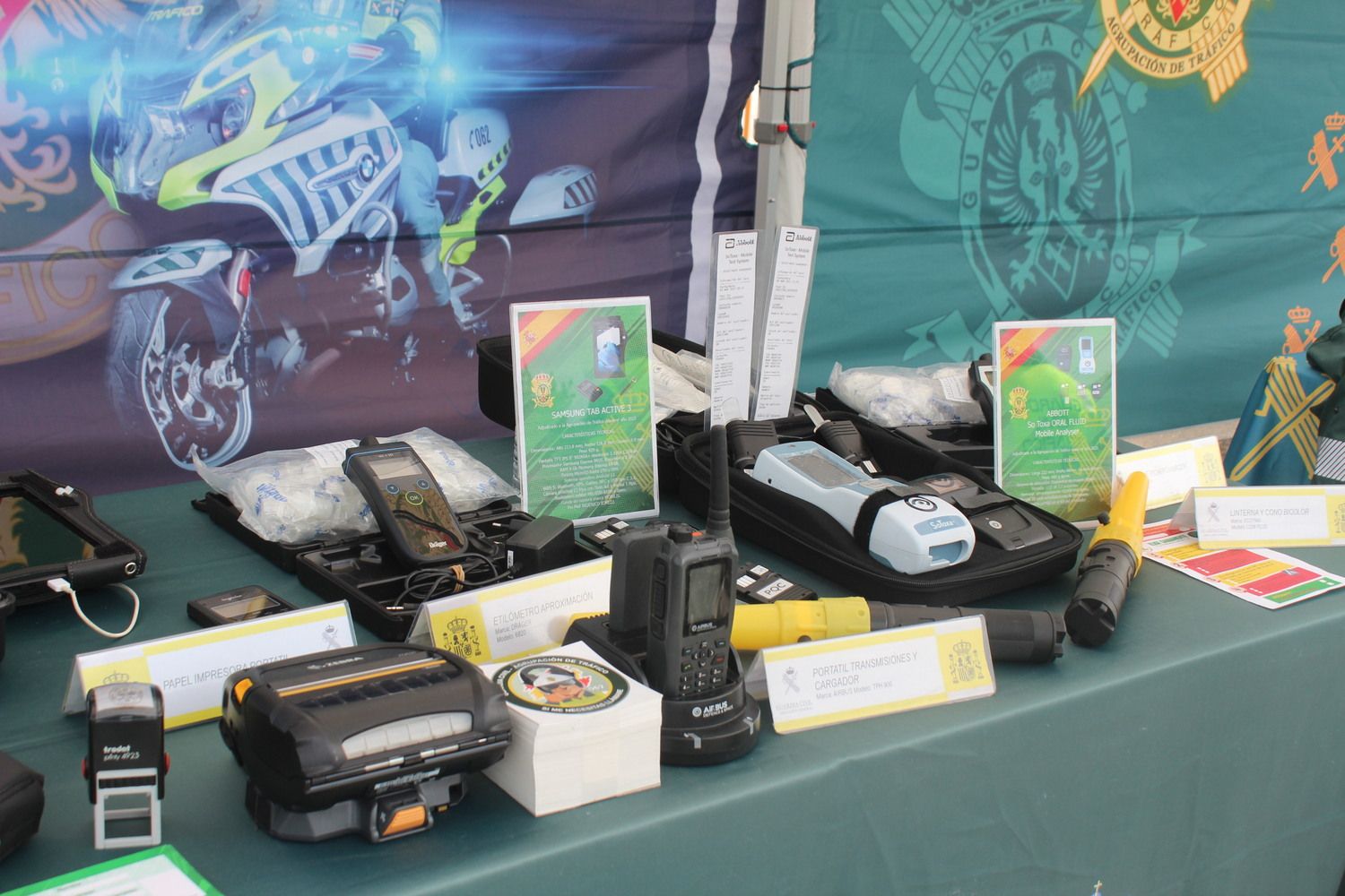 Exposición de materiales de las Fuerzas Armadas y Guardia Civil de León