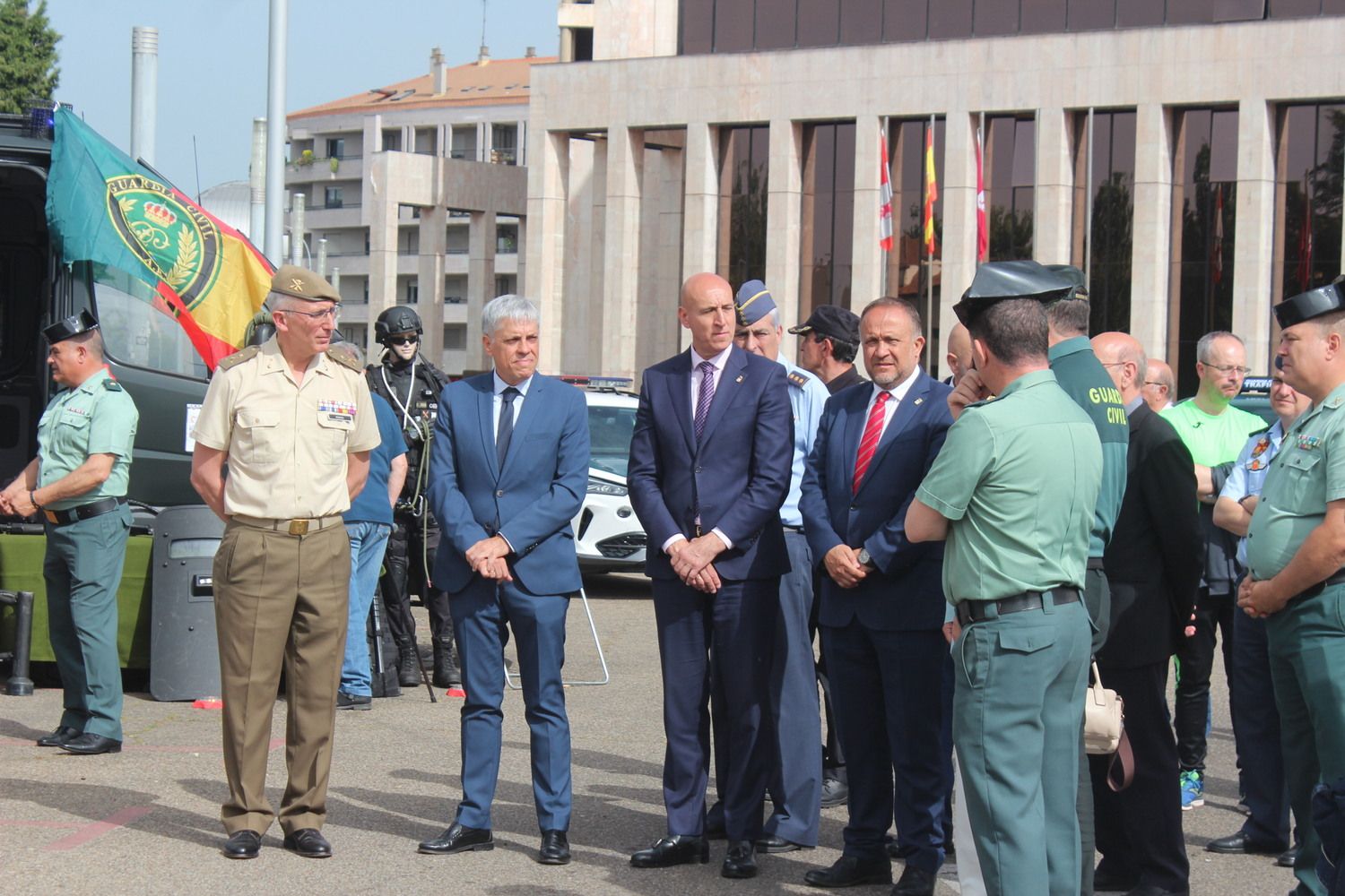 Exposición de materiales de las Fuerzas Armadas y Guardia Civil de León