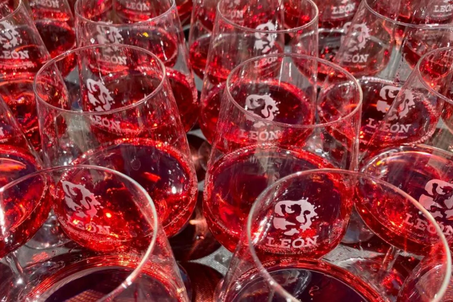 La DO León destaca que dos de sus vinos se sitúan entre los mejores 50 rosados del mundo para este verano