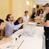Votaciones en un colegio electoral de Trobajo del Camino (León) | Peio García / ICAL