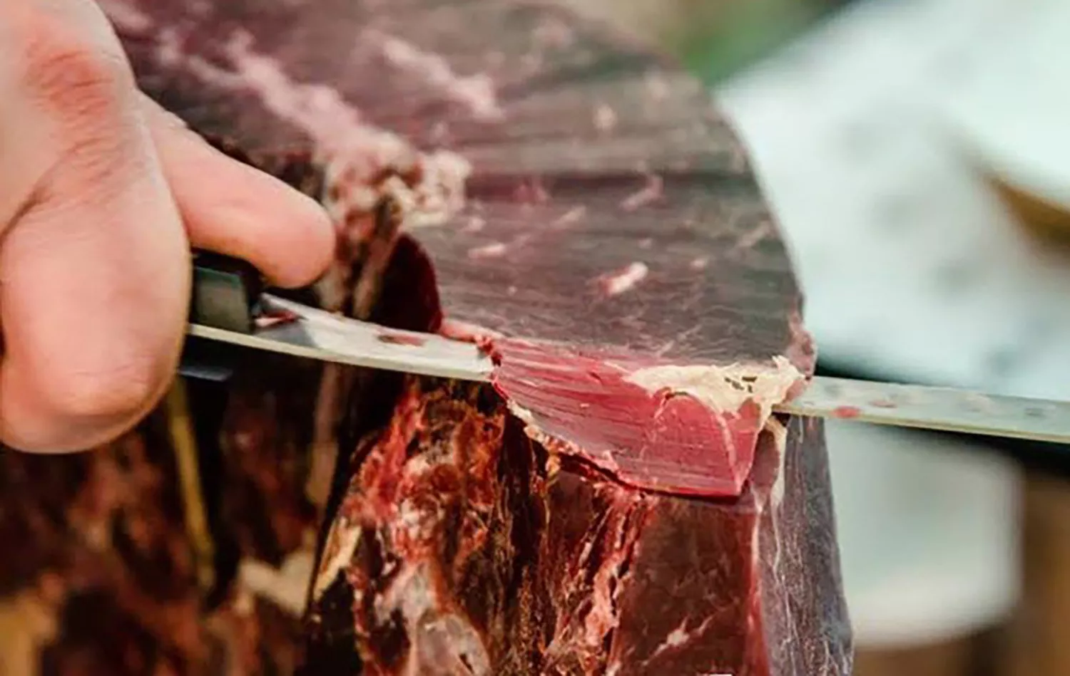 Una veintena de cortadores intentarán preparar en León el bocadillo de cecina más grande del mundo