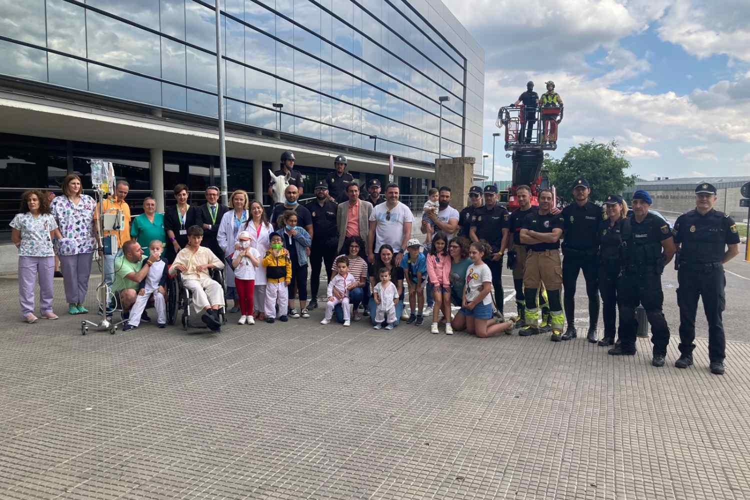 Una quincena de niños disfrutan de la exhibición de la Policía Nacional en el Hospital de León
