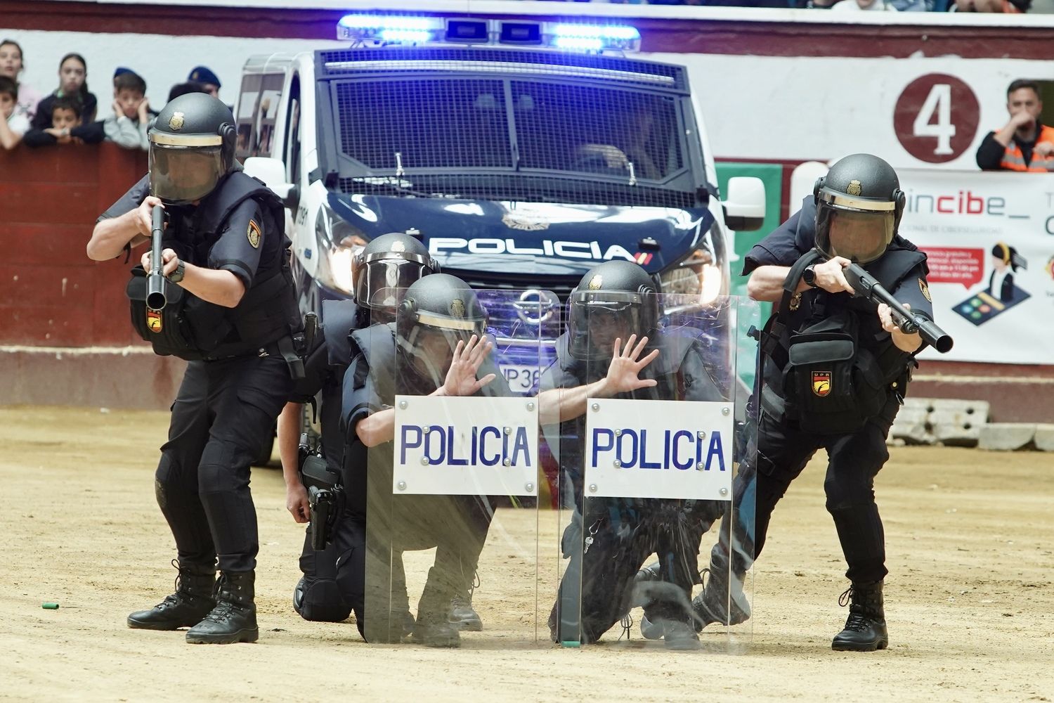Exhibición de medios policiales en la plaza de toros de León | Campillo / ICAL 
