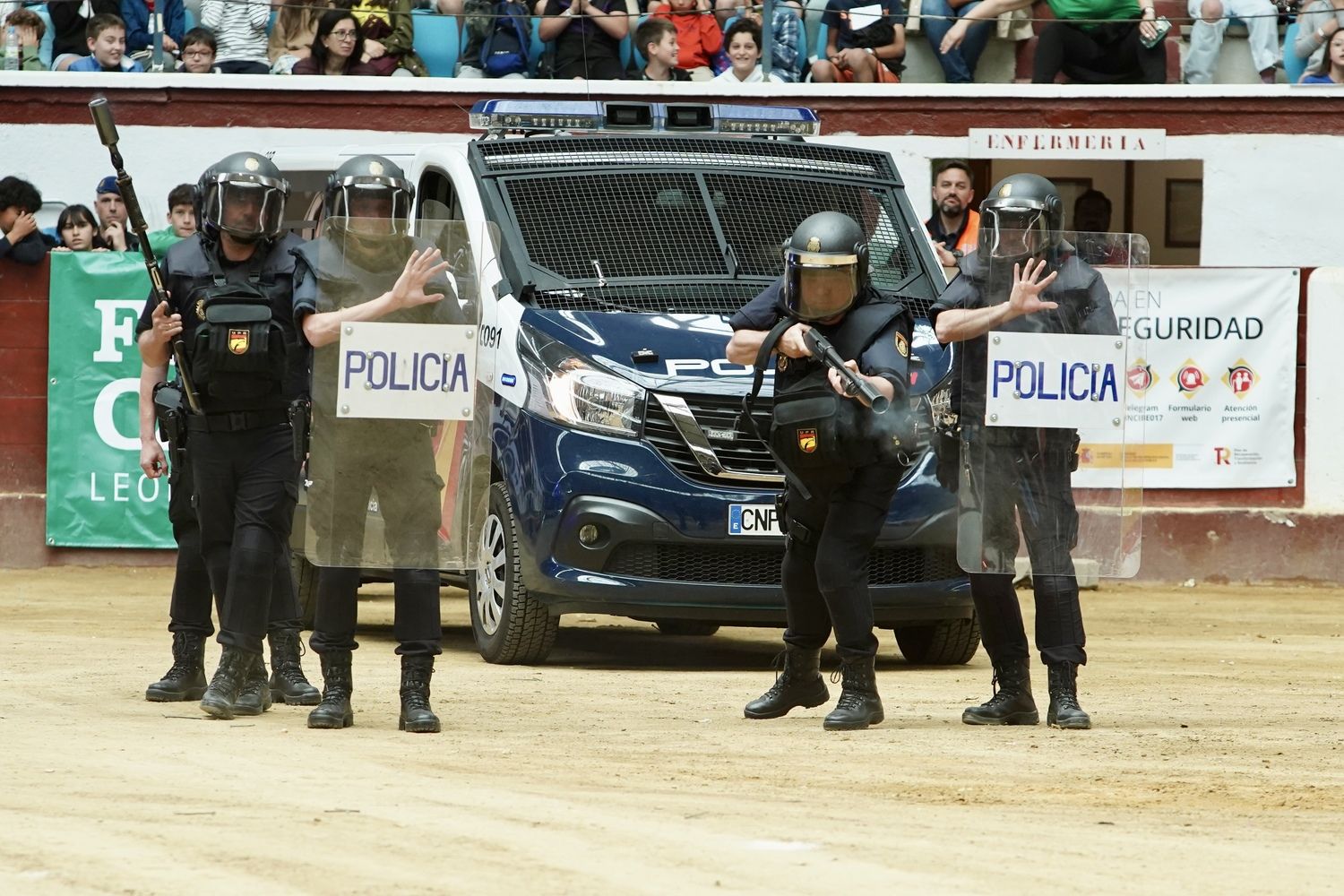  Exhibición de medios policiales en la plaza de toros de León | Campillo / ICAL 