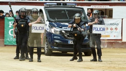 Exhibición de medios policiales en la plaza de toros de León | Campillo / ICAL Exhibición de medios policiales en la plaza de toros de León | Campillo / ICAL