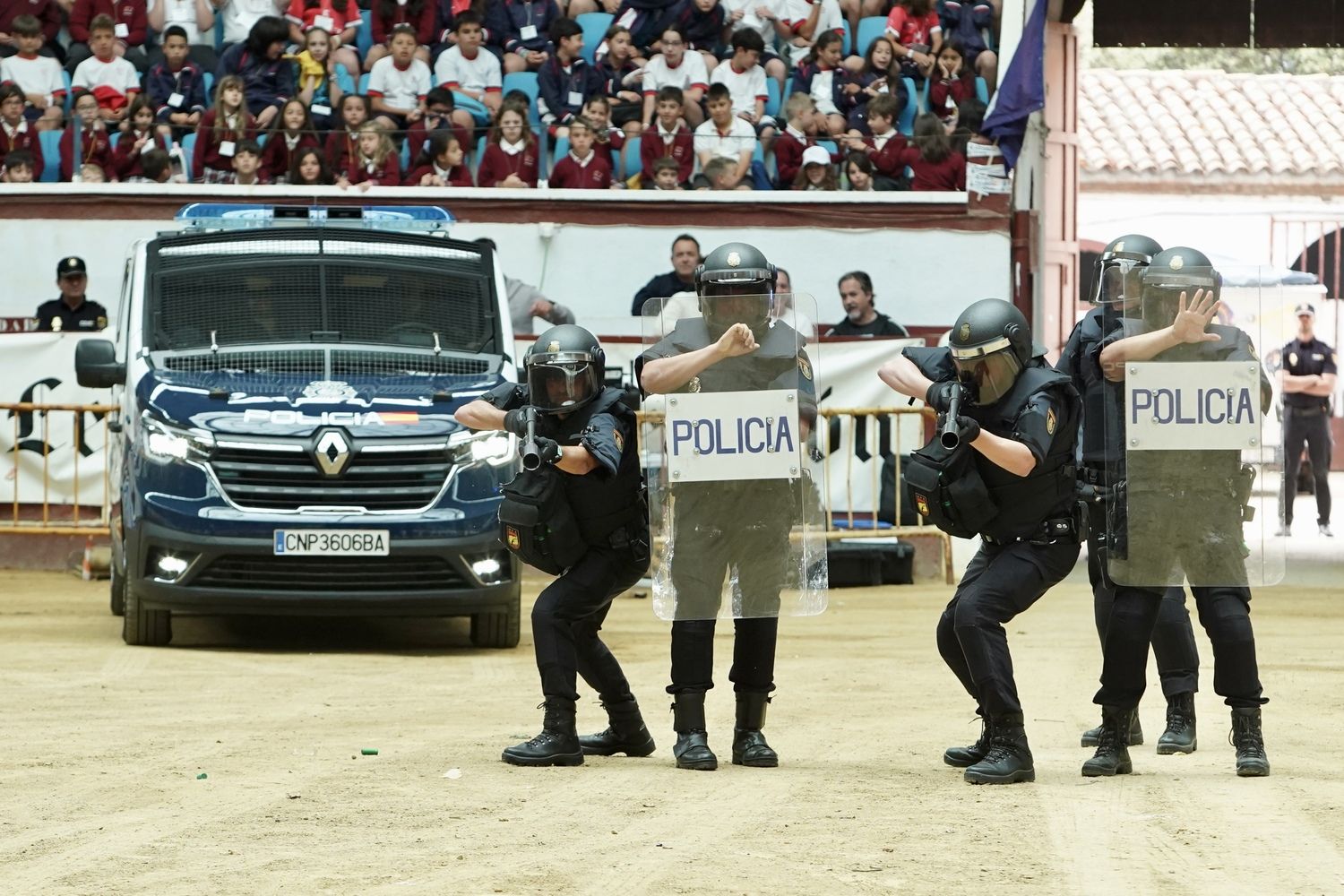 Exhibición de medios policiales en la plaza de toros de León | Campillo / ICAL 