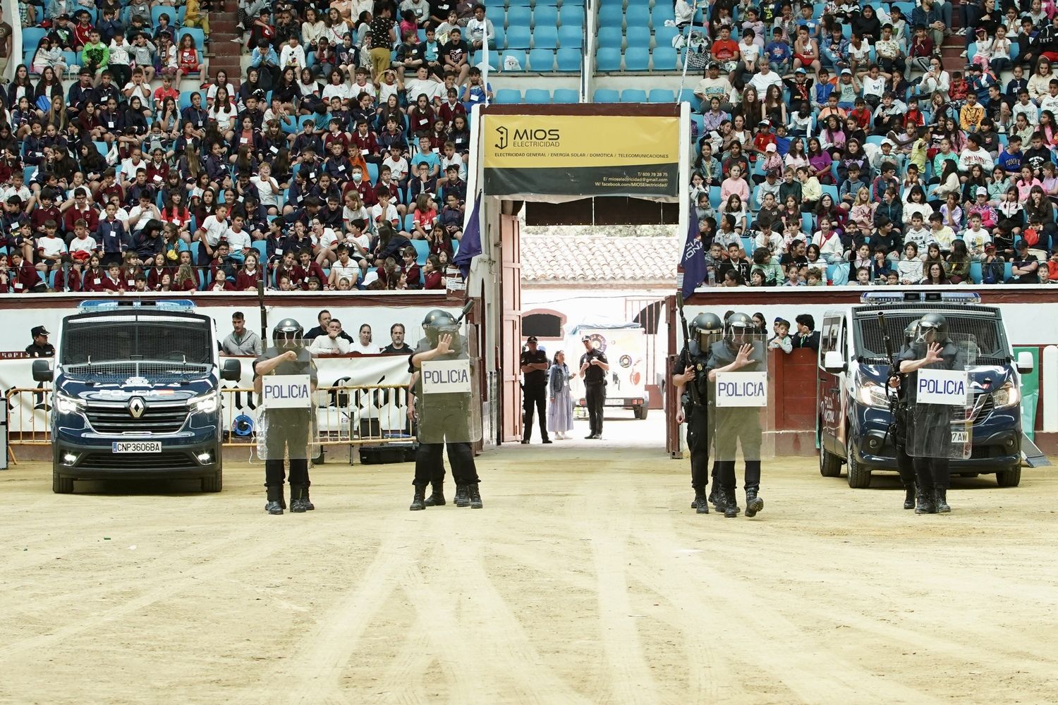 Exhibición de medios policiales en la plaza de toros de León | Campillo / ICAL 