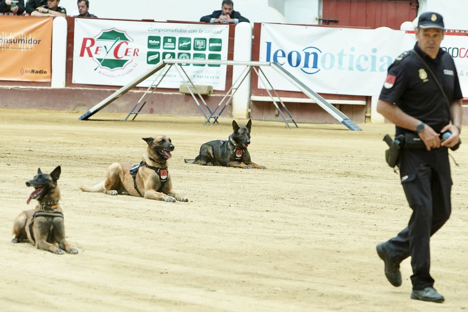 Exhibición de medios policiales en la plaza de toros de León | Campillo / ICAL 