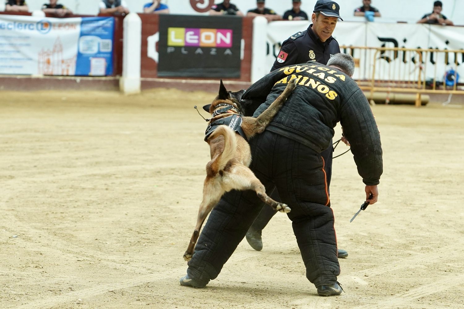 Exhibición de medios policiales en la plaza de toros de León | Campillo / ICAL 